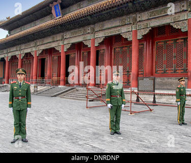 Peking, China. 26. Oktober 2006. Ein Trio von uniformierten Polizeibeamten der Wache der chinesischen Völker Armed Police Force (CAPF) stehen vor der Halle der erhaltene Harmonie (Bao er Dian), einst für kaiserliche Bankette in der verbotenen Stadt in Peking, die Hauptstadt der Volksrepublik China © Arnold Drapkin/ZUMAPRESS.com/Alamy Live-Nachrichten Stockfoto