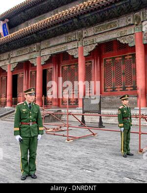 Peking, China. 26. Oktober 2006. Ein paar von uniformierten Polizeibeamten der Wache der chinesischen Völker Armed Police Force (CAPF) stehen vor der Halle der erhaltene Harmonie (Bao er Dian), einst für kaiserliche Bankette in der verbotenen Stadt in Peking, die Hauptstadt der Volksrepublik China © Arnold Drapkin/ZUMAPRESS.com/Alamy Live-Nachrichten Stockfoto