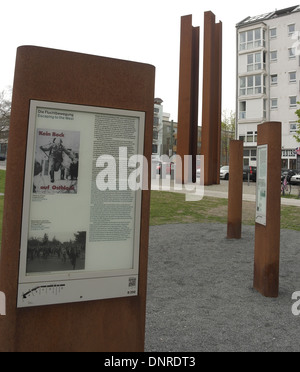 Grauen Himmel Porträt, Berliner Mauer Wache Turm Darstellung, Flucht in die West-Paneele, Bernauer Straße an der Streliyzer Straße Stockfoto