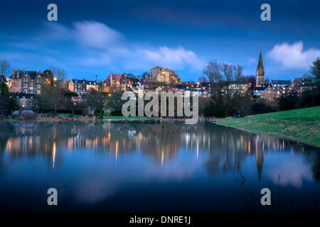 Malmesbury, Wiltshire, UK. 4. Januar 2014. Die Gewitterwolken über der Wiltshire Hügel Stadt von Malmesbury, verlassen die Städte Aue, gesättigt mit mehreren Metern von Hochwasser zurückbilden. Das Vereinigte Königreich hat noch eine weitere Welle von Überschwemmungen zu Beginn des neuen Jahres getroffen. Bildnachweis: Terry Mathews/Alamy Live-Nachrichten Stockfoto