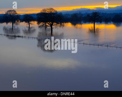 Worcester, Worcestershire, UK, 4. Januar 2014.  Fluß Severn Überschwemmungen nach jüngsten stürmen.  Fluß Severn platzt seine Ufer südlich von Worcester Stadt Zentrum und Wasser fließt über Farmland.  Clearing-Himmel kann gesehen werden in der Ferne über Malvern nur, wenn die Sonne Credit untergeht: Ian Thwaites/Alamy Live News Stockfoto