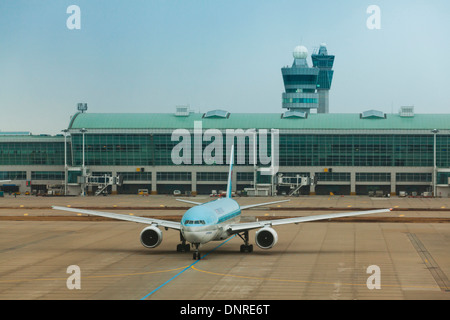 Korean Air Boeing 777-200 Flugzeug Rollen zur Startbahn - internationalen Flughafen Incheon, Südkorea Stockfoto