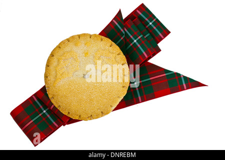 Gebackene Mince Pie und ein Tartan-Band isoliert auf weiss. Stockfoto