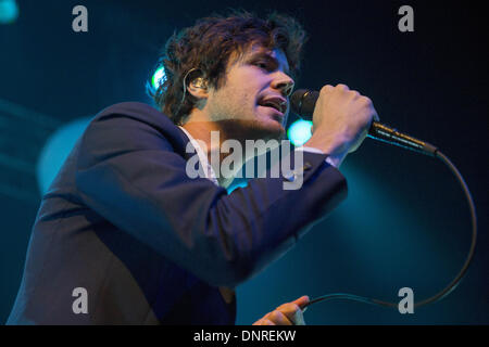 Madison, Wisconsin, USA. 23. Februar 2013. Sänger MICHAEL ANGELAKOS von Passion Pit führt im Orpheum Theater in Madison, Wisconsin © Daniel DeSlover/ZUMAPRESS.com/Alamy Live-Nachrichten Stockfoto