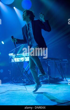 Madison, Wisconsin, USA. 23. Februar 2013. Sänger MICHAEL ANGELAKOS von Passion Pit führt im Orpheum Theater in Madison, Wisconsin © Daniel DeSlover/ZUMAPRESS.com/Alamy Live-Nachrichten Stockfoto