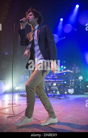 Madison, Wisconsin, USA. 23. Februar 2013. Sänger MICHAEL ANGELAKOS von Passion Pit führt im Orpheum Theater in Madison, Wisconsin © Daniel DeSlover/ZUMAPRESS.com/Alamy Live-Nachrichten Stockfoto