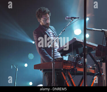 Madison, Wisconsin, USA. 23. Februar 2013. JEFF APRUZZESE von Passion Pit führt im Orpheum Theater in Madison, Wisconsin © Daniel DeSlover/ZUMAPRESS.com/Alamy Live-Nachrichten Stockfoto