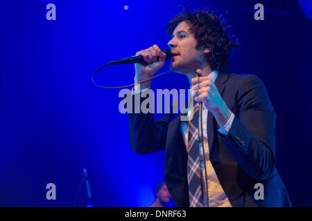 Madison, Wisconsin, USA. 23. Februar 2013. Sänger MICHAEL ANGELAKOS von Passion Pit führt im Orpheum Theater in Madison, Wisconsin © Daniel DeSlover/ZUMAPRESS.com/Alamy Live-Nachrichten Stockfoto