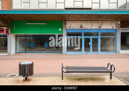 BRACKNELL, Großbritannien - 11. August 2013: Eine leere Highstreet in den Berkshire Bracknell warten auf Abriss Stockfoto