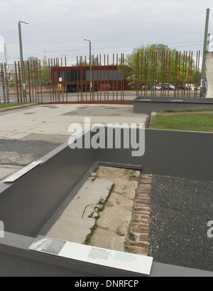 Grauen Himmelsblick auf Metallstangen Grenzmauer, gebrochen bleibt Asphaltdecke Bergstraße, Gedenkstätte Berliner Mauer, Bernauer Straße Stockfoto