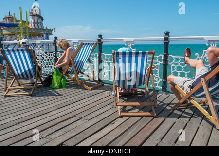 BRIGHTON, UK - 28 Juli: Urlauber genießen die Sonne auf Brightons Welt Famouse Pier im Juli 2013 Stockfoto