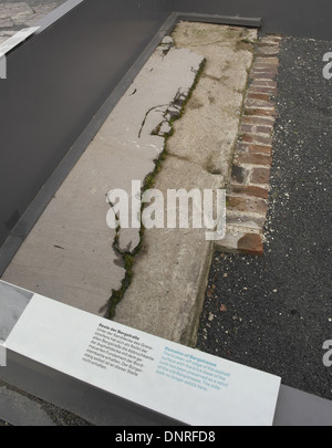 Erhaltene Reste abgebrochenen Rand Asphaltdecke mit gemauerten Sockel des Bordsteins, Bergstraße, Gedenkstätte Berliner Mauer, Bernauer Straße Stockfoto