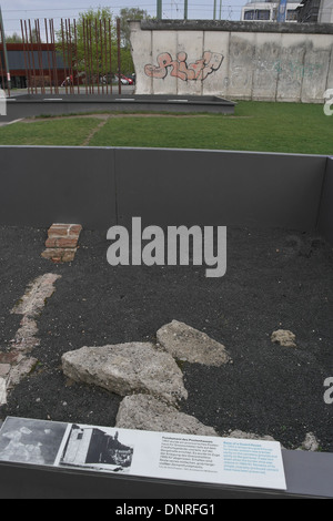 Grauen Himmelsblick auf Grenze Wand 75, Basis alten Wachhaus neben bleibt Sophien Friedhofsmauer, Berliner Mauer, Bernauer Straße Stockfoto