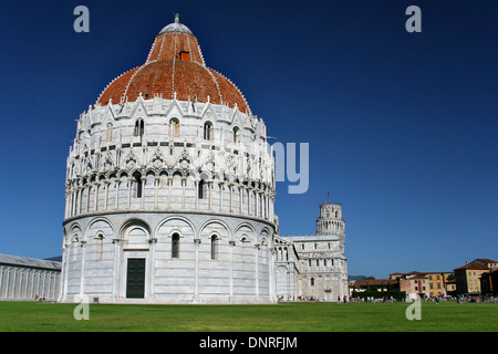 Piazza dei Miracoli von Pisa mit Baptisterium des Heiligen Johannes (Battistero di San Giovanni) in den Vordergrund, Toskana, Italien. Stockfoto