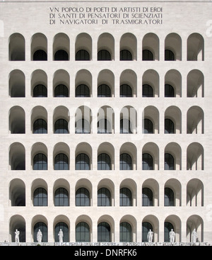 Fassade des Palazzo della Civilta Italiana im Stadtteil Eur in Rom, Italien. Stockfoto