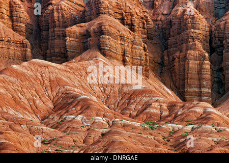 Zunächst Licht auf die Felswände des ägyptischen Tempels im Capitol Reef National Park in Utah. Stockfoto