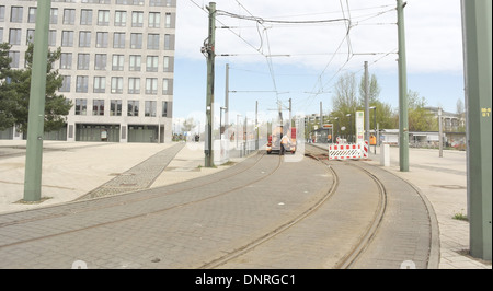 Blauer Himmel-Ansicht von Julie Walthorn Strasse, Teer Wagen reparieren Straßenbahn zum Bahnhof Nordbahnhof S, Berlin, Deutschland Stockfoto