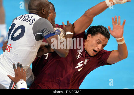 Paris, Frankreich. 4. Januar 2014. Nyokas (L) von Frankreich wetteifert mit Ben Ali von Katar während des Spiels zwischen Frankreich und Deutschland bei der Handball 2014 Golden League in Paris, Frankreich, 4. Januar 2014. Frankreich gewann 29-23. © Chen Xiaowei/Xinhua/Alamy Live-Nachrichten Stockfoto