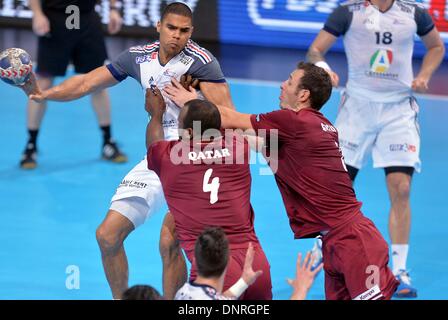 Paris, Frankreich. 4. Januar 2014. Narcisse (L) von Frankreich konkurriert während des Spiels zwischen Frankreich und Deutschland bei der Handball 2014 Golden League in Paris, Frankreich, 4. Januar 2014. Frankreich gewann 29-23. © Chen Xiaowei/Xinhua/Alamy Live-Nachrichten Stockfoto