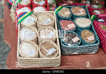 Bakets von Zucker und Gewürze zum Verkauf an einem Marktstand in Mauritius Stockfoto