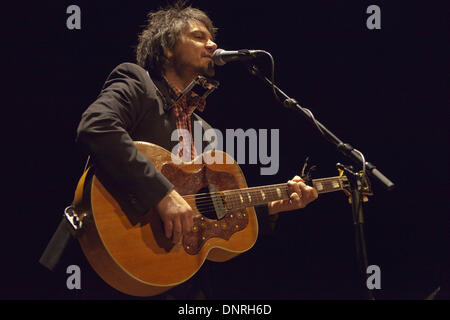 Madison, Wisconsin, USA. 28. März 2011. JEFF TWEEDY führt ein Solo akustisches set im Capitol Theater in Madison, Wisconsin © Daniel DeSlover/ZUMAPRESS.com/Alamy Live-Nachrichten Stockfoto