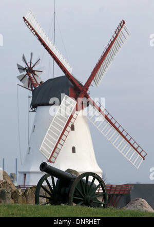 Sonderborg, Dänemark. 14. November 2013. Eine historische Kanonen sitzt vor einer Windmühle in Dybbøl in der Nähe von Sonderborg, Dänemark, 14. November 2013. Die Schlacht von Dybbøl am 18. April 1864 bildete den Höhepunkt der Krieg zwischen Dänemark und Preußen. Das 150-jährige Jubiläum wird mit einem großen Event in diesem Jahr von allen zueinergütlichen, Österreich, Preußen und Dänemark markiert. Foto: Axel Heimken/Dpa/Alamy Live News Stockfoto