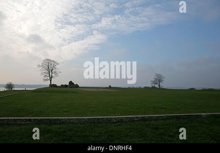 Sonderborg, Dänemark. 14. November 2013. Eine Steinmauer markiert die Grenzen der historischen militärischen Befestigungsanlagen auf dem Kampf-Hügel in Dybbøl in der Nähe von Sonderborg, Dänemark, 14. November 2013. Die Schlacht von Dybbøl am 18. April 1864 bildete den Höhepunkt der Krieg zwischen Dänemark und Preußen. Das 150-jährige Jubiläum wird mit einem großen Event in diesem Jahr von allen zueinergütlichen, Österreich, Preußen und Dänemark markiert. Foto: Axel Heimken/Dpa/Alamy Live News Stockfoto