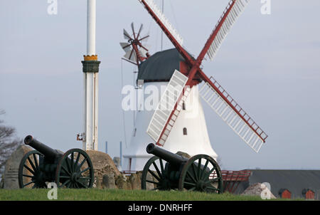 Sonderborg, Dänemark. 14. November 2013. Eine historische Kanonen sitzt vor einer Windmühle in Dybbøl in der Nähe von Sonderborg, Dänemark, 14. November 2013. Die Schlacht von Dybbøl am 18. April 1864 bildete den Höhepunkt der Krieg zwischen Dänemark und Preußen. Das 150-jährige Jubiläum wird mit einem großen Event in diesem Jahr von allen zueinergütlichen, Österreich, Preußen und Dänemark markiert. Foto: Axel Heimken/Dpa/Alamy Live News Stockfoto