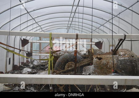 Cosford, Großbritannien. 11. Dezember 2013. Algen und Schlacken werden aus den Resten der ein WWII Dornier Do 17 entfernt sitzt in einem Kunststoff Tunnel an der Conservation Center von der Royal Air Force in Cosford, Großbritannien, 11. Dezember 2013. Vor mehr als 70 Jahren lag ein deutsche Dornier Do-17-Bomber auf der Unterseite des Ärmelkanals. Es wurde im Juni letzten Jahres geborgen. Die Royal Air Force Museum in Cosford veranstaltet eine Ausstellung zu zeigen, wie das Flugzeug für künftige Generationen erhalten bleibt. Foto: Afra Gallati/Dpa/Alamy Live News Stockfoto