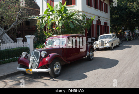 Retro-Cars auf Vintage Car Parade 2011 auf der zentralen Straße von Luang Prabang. Stockfoto