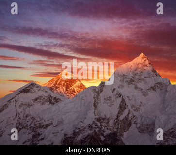 Größe der Natur. Goldene Pyramide des Mount Everest (8848 m) bei Sonnenuntergang. Stockfoto