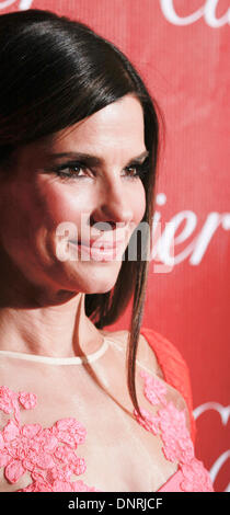 Sandra Bullock kommt auf dem roten Teppich bei den Gala-Abend-Awards zum Auftakt der 25. Palm Springs Film Festival hier gesehen - Sandra Bullock Credit: Motofoto/Alamy Live News Stockfoto