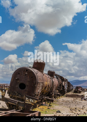 Bolivianische Schulen Friedhof aus der alten Dampfloks und antike Züge im Salar de Uyuni, Bolivien aufgegeben. Stockfoto