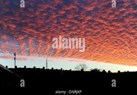 Brighton Sussex UK - Eine Auszeit von den Stürmen heute Morgen, wenn ein wunderschöner roter Sonnenaufgang den Tag begrüßt Stockfoto