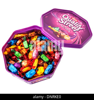 Eine Wanne mit Nestle Quality Street Pralinen Süßigkeiten auf weißem Hintergrund Stockfoto