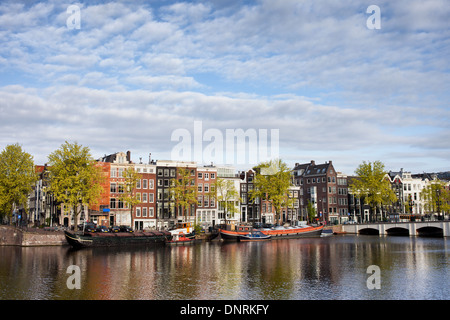 Stadt Amsterdam Stadtbild, Reihenhaus Häuser Fluss Amstel in Holland, die Niederlande. Stockfoto