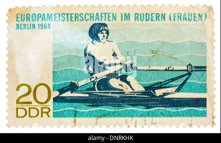 DDR - ca. 1968: Postkarte gedruckt in der DDR zeigt Meisterschaft europäischen Rudern (Frauen), ca. 1968 Stockfoto