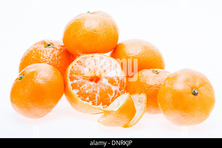 Geschälte leckere süße Mandarine Mandarin Orangenfrucht isoliert auf weißem Hintergrund Stockfoto