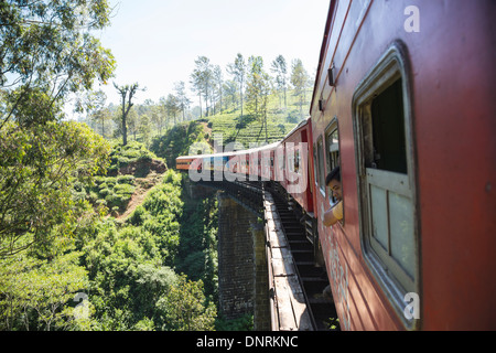 Zug von Badulla nach Kandy vorbei auf einer Brücke in der Nähe der Stadt Ella im Hügelland, Sri Lanka. Stockfoto