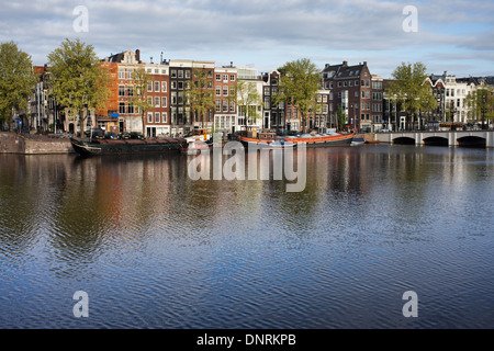 Stadt Amsterdam Stadtbild, Reihenhaus Häuser Fluss Amstel in Holland, die Niederlande. Stockfoto