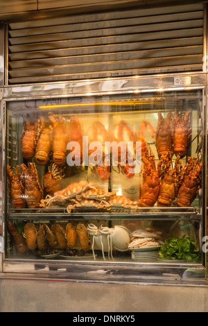 Meeresfrüchte im Kühlschrank eines Restaurants, Hong Kong, China Stockfoto