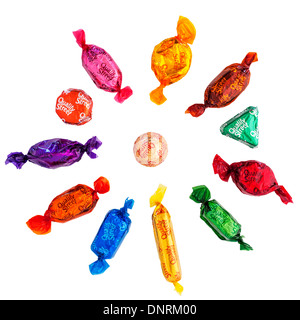 Eine Auswahl von Nestle Quality Street Pralinen Süßigkeiten zeigt jedes einzelnen süß auf weißem Hintergrund Stockfoto