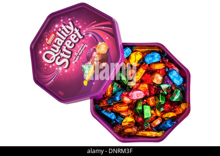 Eine Wanne mit Nestle Quality Street Pralinen Süßigkeiten auf weißem Hintergrund Stockfoto