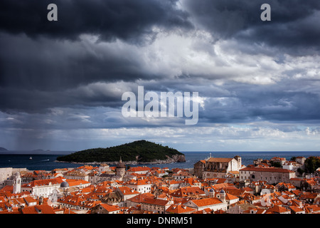 Gewitterhimmel über die Altstadt von Dubrovnik und Lokrum Insel an der Adria in Kroatien. Stockfoto