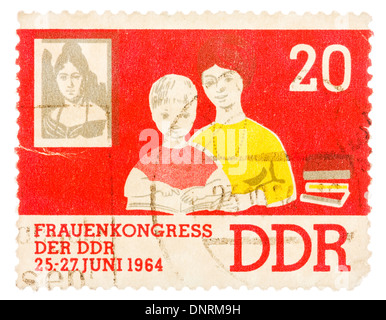 DDR - CIRCA 1964: Postkarte gedruckt in der UdSSR zeigt Frauenkongress in der DDR, ca. 1964 Stockfoto