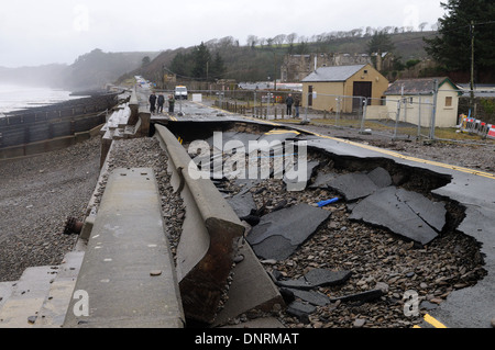 Deich und Straße zerstört durch Sturmwind und Wellen Amroth Pembrokeshire 3. Januar 2013 Wales Cymru UK GB Stockfoto