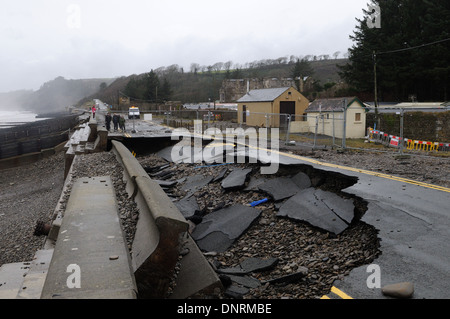 Deich und Straße durch Sturmwellen zerstört und wind Amroth Pembrokeshire Wales Cymru UK GB Januar 2013 Stockfoto