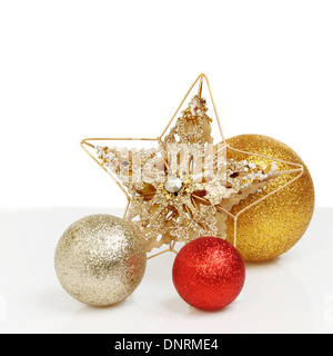 Weihnachts-Dekoration eines jeweled Sterns mit gold und rote Kugeln Stockfoto