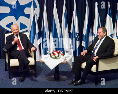 Jerusalem, Israel. 5. Januar 2014. Präsident des Staates Israel, Shimon Peres (L), Adressen Diplomaten, sitzt neben FM Avigdor Lieberman (R) im Ministerium für auswärtige Angelegenheiten. Jerusalem, Israel. 5. Januar 2014.  Staatspräsident Peres eröffnet der Botschafterkonferenz für Leiter der israelischen diplomatischen Vertretungen weltweit neben Außenminister Lieberman im Ministerium für auswärtige Angelegenheiten. Bildnachweis: Nir Alon/Alamy Live-Nachrichten Stockfoto