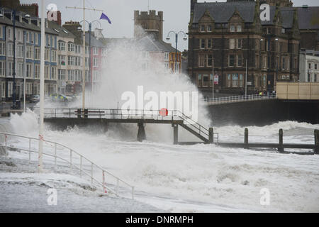 Aberystwyth Wales UK Pfund Sonntag, 5. Januar 2014 am Sonntagmorgen bei Flut, dramatischere Wellen bereits angeschlagenen Seafron in Aberystwyth.   Aberystwyth Promenade ist übersät mit Schutt nach Tagen von Fluten und Stürmen. Ein Großteil der Küste durch das schlagen der Wellen stark beschädigt wurde, mit der voraussichtlichen Kosten für die Reparaturen in Millionenhöhe Pfund photo Credit: Keith Morris/Alamy Live-Nachrichten Stockfoto